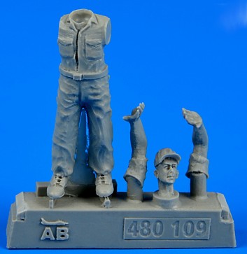 AEROBONUS 1/48 WWII US Army Aircraft Mechanic #3 Pacific Theatre (Standing, arms up as to stop)