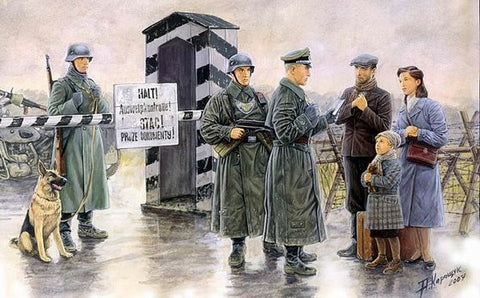 MASTER BOX 1/35 Checkpoint German Soldiers & Civilians w/Sentry Box (6)
