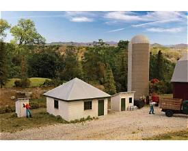 WALTHERS Farm House Details – Kit - Milk House, Pumphouse, Outhouse