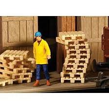 WALTHERS HO Wood Pallets -- Kit pkg(12)
