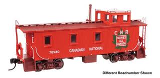 WALTHERS HO 30' GTW Style Wood Caboose with Offset Coupola - Ready To Run -- Western Pacific(TM) #726
