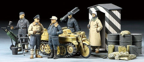 TAMIYA 1/48 German Luftwaffe Crew,Winter w/Kettenkraftrad